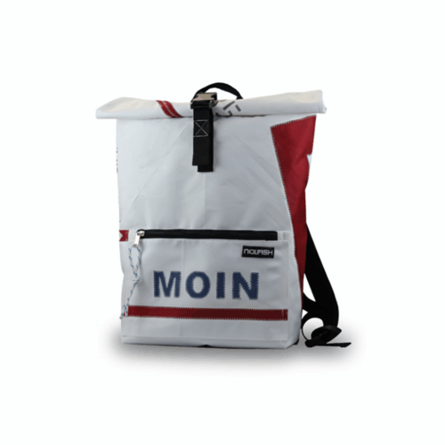 Rucksack aus weißem, gebrauchtem Segeltuch, roten Elementen und dem Schriftzug Moin in dunkelblau