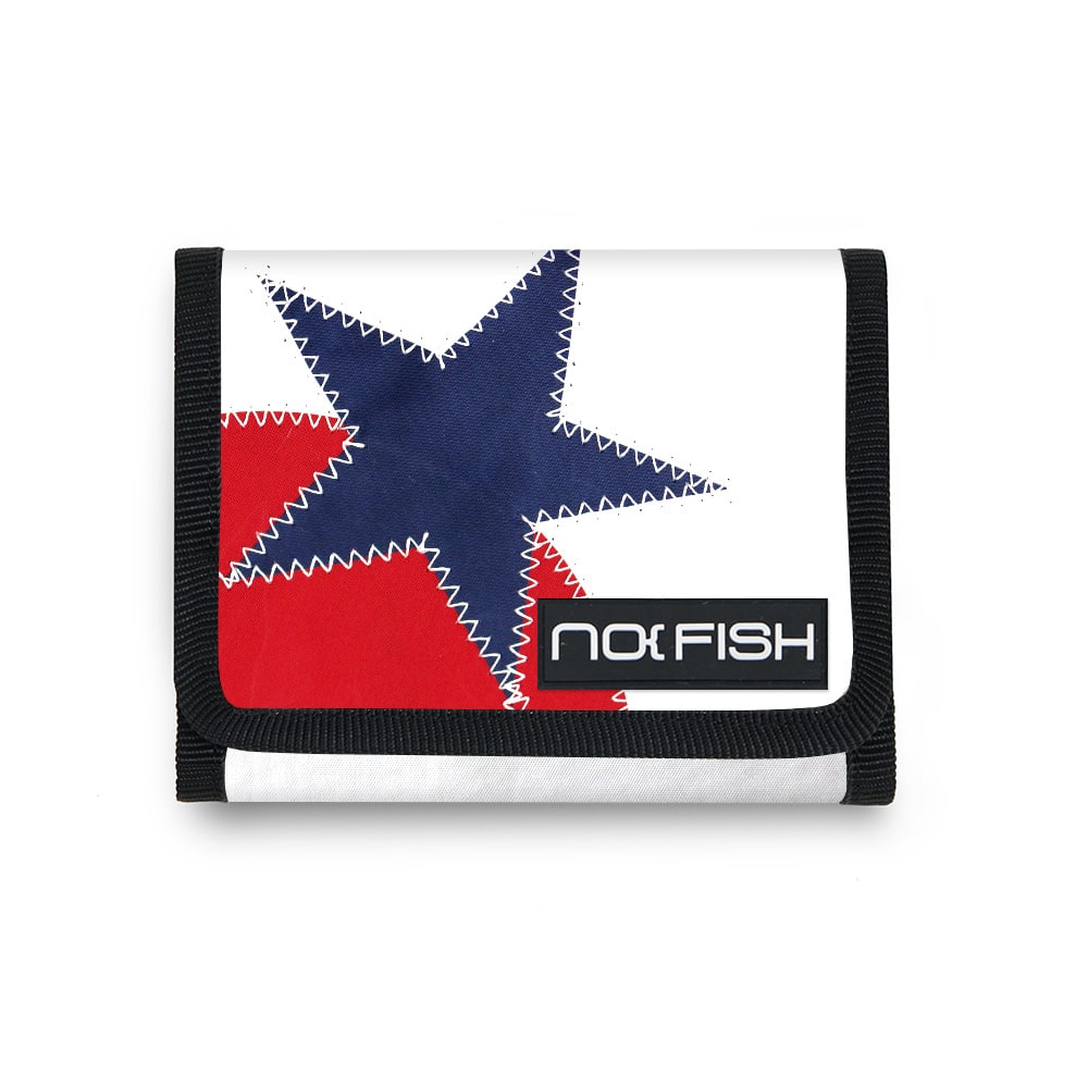 Geldbörse aus weißem gebrauchten Segeltuch mit einem dunkelblauen Stern und einem roten angeschnittenen Kreis