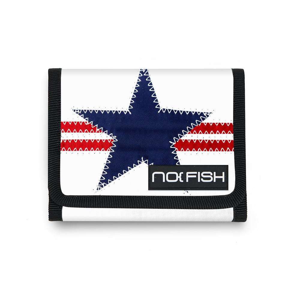 Geldbörse aus weißem gebrauchten Segeltuch mit zwei roten horizontalen Streifen und einem dunkelblauen Stern